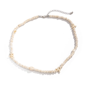 Collier bohème à perles blanches avec coquillage et étoile de mer et fermoir argenté