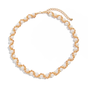 Minimalistische Perlenkette aus verflochtenen weißen Perlen und goldener Metallkette