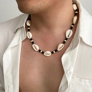 Handgemaakte schelpenketting met witte kauri-schelpen en zwarte kralen voor zomerse strandstijl