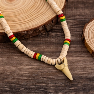 Collana tribale artigianale con perline di legno colorate e ciondolo a dente di squalo
