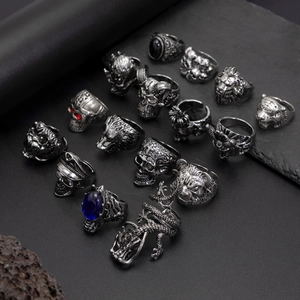 Détails d'un lot de 16 bagues punk avec motifs gothiques de crâne, lion et de dragon