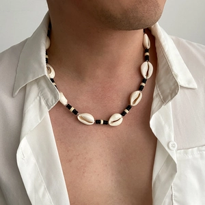 Handgemaakte schelpenketting voor heren met witte schelpen en zwarte kleine kralen