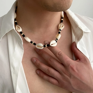 Surferketting voor heren met witte schelpen en houten kralen voor een zomerse strandlook