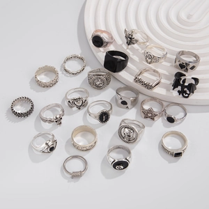 Détails d'un lot de 24 bagues gothiques avec crâne et symboles pique en argent vintage