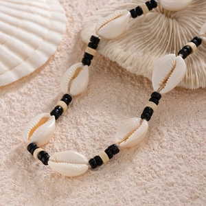 Handgemaakte schelpenketting met natuurlijke kauri-schelpen voor een zomerse strandvakantie