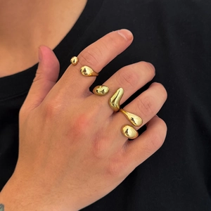 Dreiteiliges goldenes Ring-Set im flüssigen Metalldesign mit verstellbarer Öffnung
