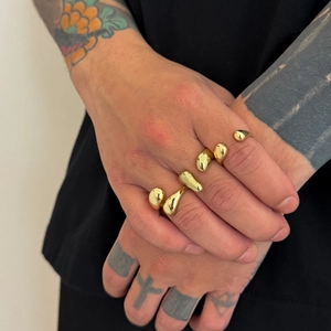 Dreiteiliges goldenes Set aus flüssigen Metallringen mit minimalistischem offenem Design