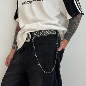 Cintura punk in pelle nera con borchie e catena con croce in metallo da uomo