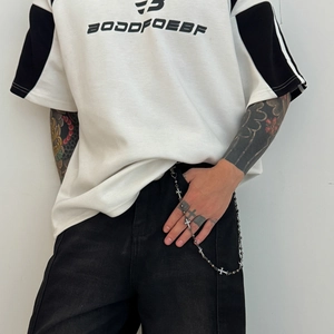 Catena da uomo per pantaloni con ciondoli a croce e strass lucidi su jeans neri stile punk