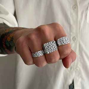 Ensemble de trois bagues en alliage argenté pour hommes avec texture de roche irrégulière