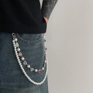 Détail d'une chaîne de pantalon hip-hop double couche avec perles et cœurs colorés