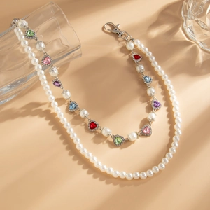 Vue détaillée de la chaîne de perles à double couche avec cristaux colorés en cœur
