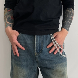 Catena da uomo con perle acriliche argentate e fermagli metallici su jeans