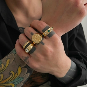 Retro gold men's ring set with lion crest and zircon stones in vintage baroque style