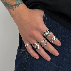 7-piece vintage silver starfish ring set with punk star and chain patterns on hand