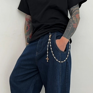 Chaîne de pantalon hip hop avec perles blanches et pendentif croix dorée style urbain
