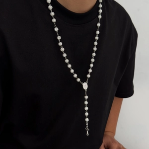 Collana rosario argento da uomo con perle di strass e pendente a croce su una maglietta nera