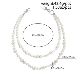 Détail de la chaîne à deux rangées de perles d'imitation avec fermoirs mousquetons argentés
