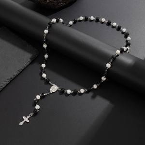 Dettaglio della collana rosario con perle nere, cristalli e pendente a croce