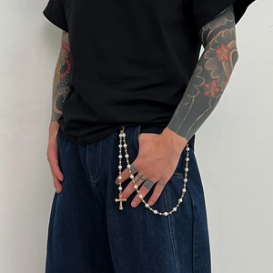 Chaîne de pantalon perle hip hop avec grand pendentif croix dorée sur jean tendance