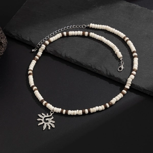 Collier de perles bohème avec pendentif tournesol en argent sur fond de pierre naturelle