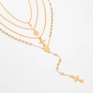 Détail de colliers superposés dorés pour hommes avec croix et pendentif Vierge Marie