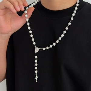 Collana a rosario in argento con strass acrilici e pendente a croce da uomo