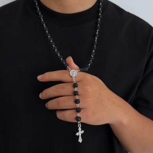 Collana rosario religioso da uomo con grani neri e ciondolo a croce in metallo argentato