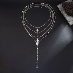 Collier multi-rangs argenté pour homme avec croix et médaillons religieux sur fond noir
