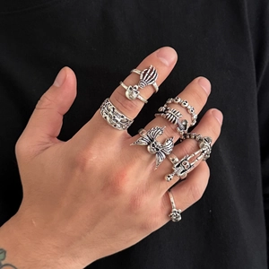 Gotisches Totenkopf Ring-Set für Herren in Vintage Silber und Punk-Stil am Finger