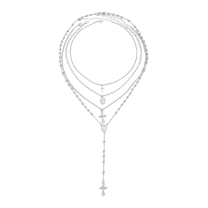 Collier multicouche argenté pour hommes avec pendentifs croix et médaille religieuse sur blanc