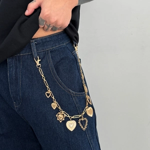 Catena per pantaloni dorata con ciondoli a cuore su jeans in denim blu