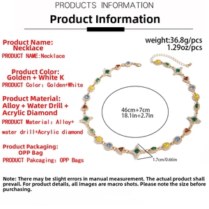 Vista detallada del collar dorado con estrellas de strass coloridas y datos de dimensiones