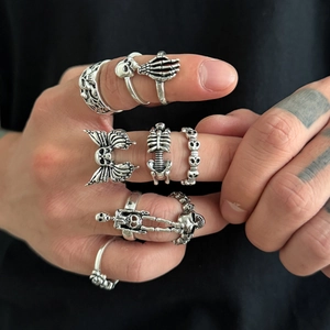 Sieben-teiliges Gothic Totenkopf-Ring Set für Herren im Vintage-Look, Punk-Stil Silber