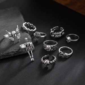 Detailansicht von neun Vintage Gothic Totenkopf und Knochen Ringen in Silberoptik
