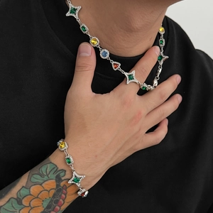 Conjunto de collar y pulsera para hombre con gemas de colores y dijes de estrella