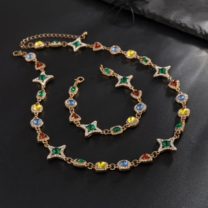 Conjunto vintage de collar y pulsera de oro con gemas de colores y estrellas