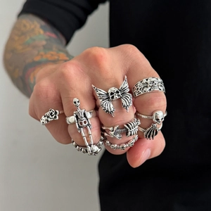 8-teiliges Gothic Totenkopf Ring Set für Herren mit Punk Skelett und Rosen Design
