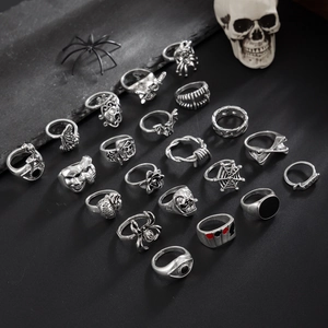 Vue détaillée de l'ensemble de bagues gothiques en argent vintage avec motifs têtes de mort
