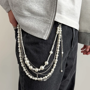 Détail de chaîne de pantalon multicouche argentée avec perles et breloques étoiles