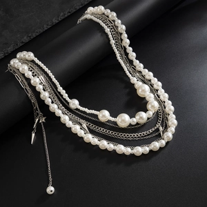 Détail d'une chaîne multicouche en perles et argent avec cône et étoile en métal