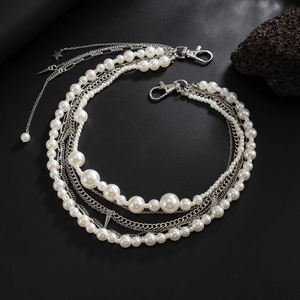 Détail du collier punk multicouche avec perles, chaînes argentées et pendentifs étoiles