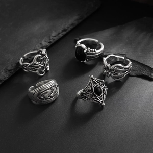Set di cinque anelli vintage in argento con pietre nere e intricati motivi traforati