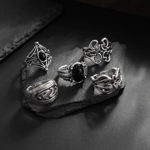 Set di 5 anelli vintage in argento con pietre nere e motivi punk su roccia scura