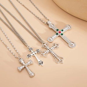 Vue détaillée de quatre colliers à pendentif croix en alliage argenté avec gravures gothiques