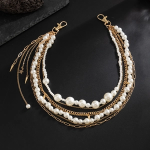 Chaîne multicouche dorée et perles avec pendentifs en métal en forme d'étoile et cône