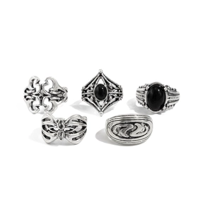 Set di cinque anelli vintage argento da uomo con motivi gotici e pietra nera incastonata