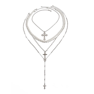 Gelaagde parel- en metalen ketting met kruispendants en kwastjesdetails