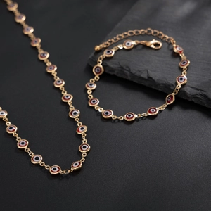 Dettaglio di un set di gioielli con occhio di Allah dorato con collana e bracciale