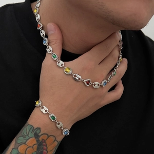 Détail de l'ensemble collier et bracelet à maillons grain de café pour homme serti de pierres